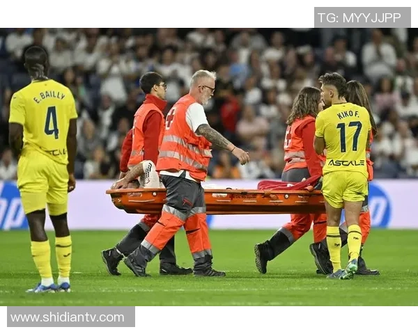 前皇马巨星溃散了：重伤3个月复出 开场3分钟被队友踢翻 受伤离场